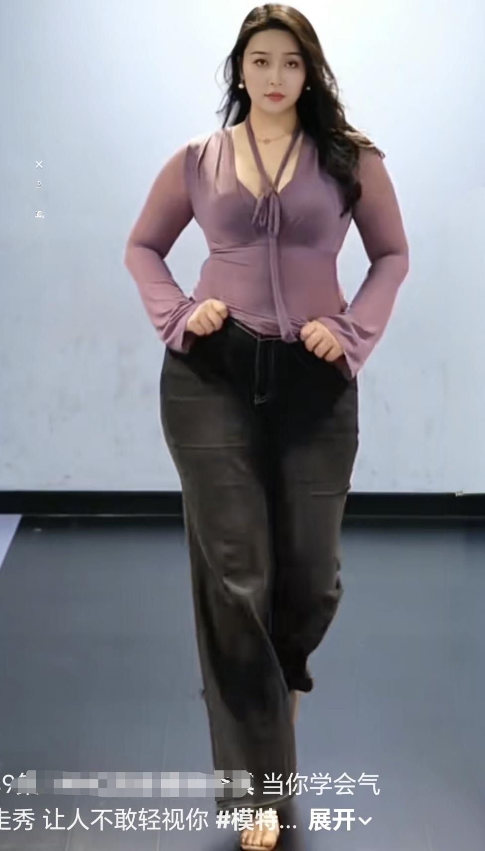 这样的大梨身材，这要是生在唐朝，估计把杨玉环都挤出华清池了，老人常说的屁股大能生