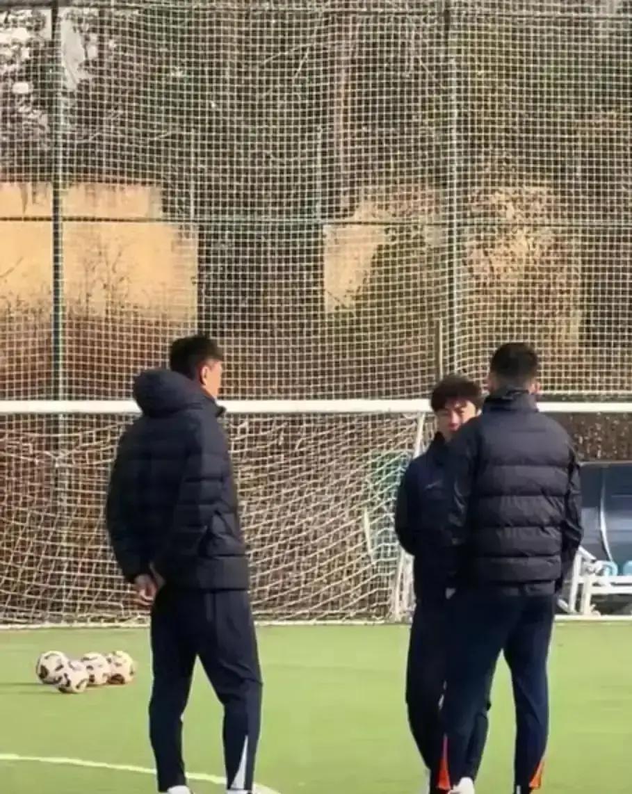 换帅第7天，全队累到吐
 
凌晨五点，青岛海训基地灯全亮。新帅托西奇把训练表贴在