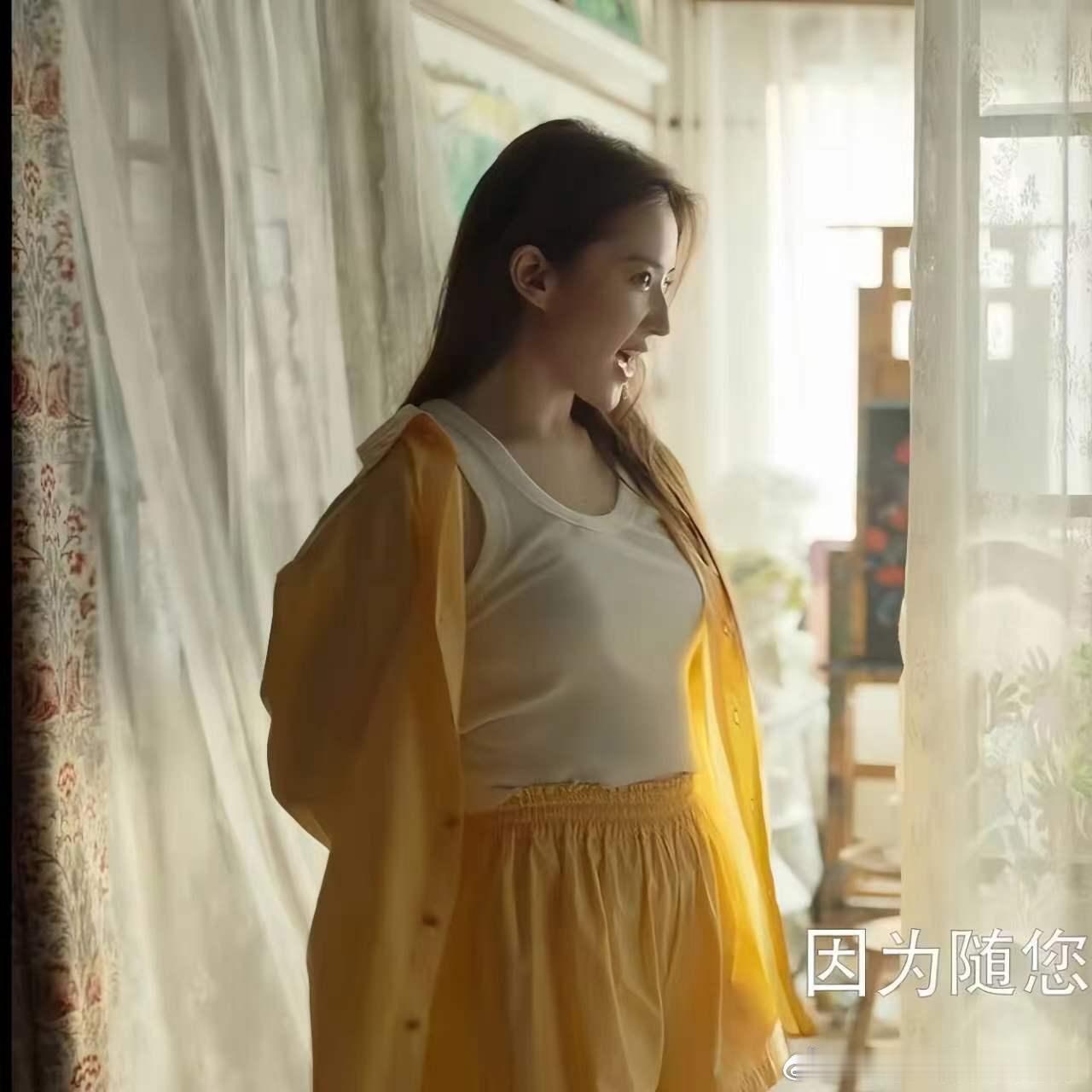 #刘亦菲黄衬衫大波浪造型#刘亦菲可以将简单的衬衫短裤穿出时尚感！完美诠释慵懒休闲