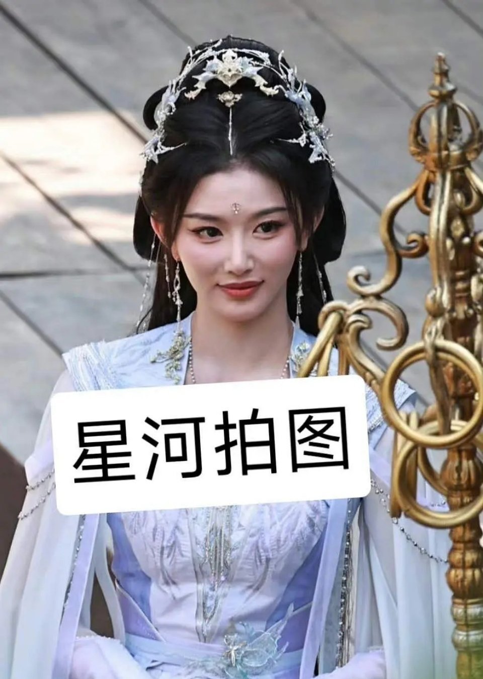 没人发现这姐也是明显的科技脸吗? ​​​
