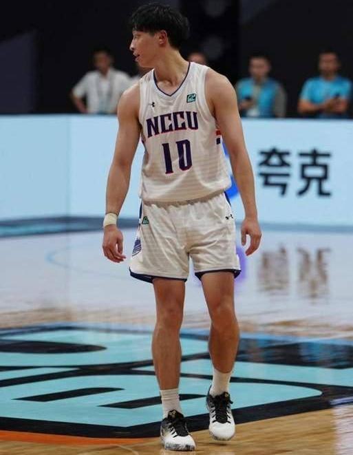 广州龙狮为什么不惜代价跟四川交易得到状元签呢？因为龙狮看中了一个球员，怕别人先选