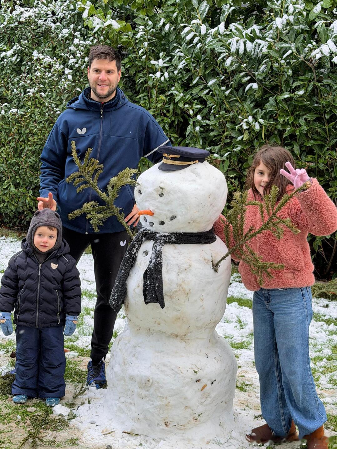 奥恰洛夫：堆雪人啦❄️2026年的第一场雪，太好玩了，瞬间回到童年时刻。 