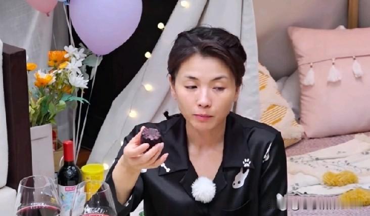 刘涛素颜亮相，真实状态着实耐看！
不少人都好奇女明星卸妆后的模样，瞧瞧刘涛这组素
