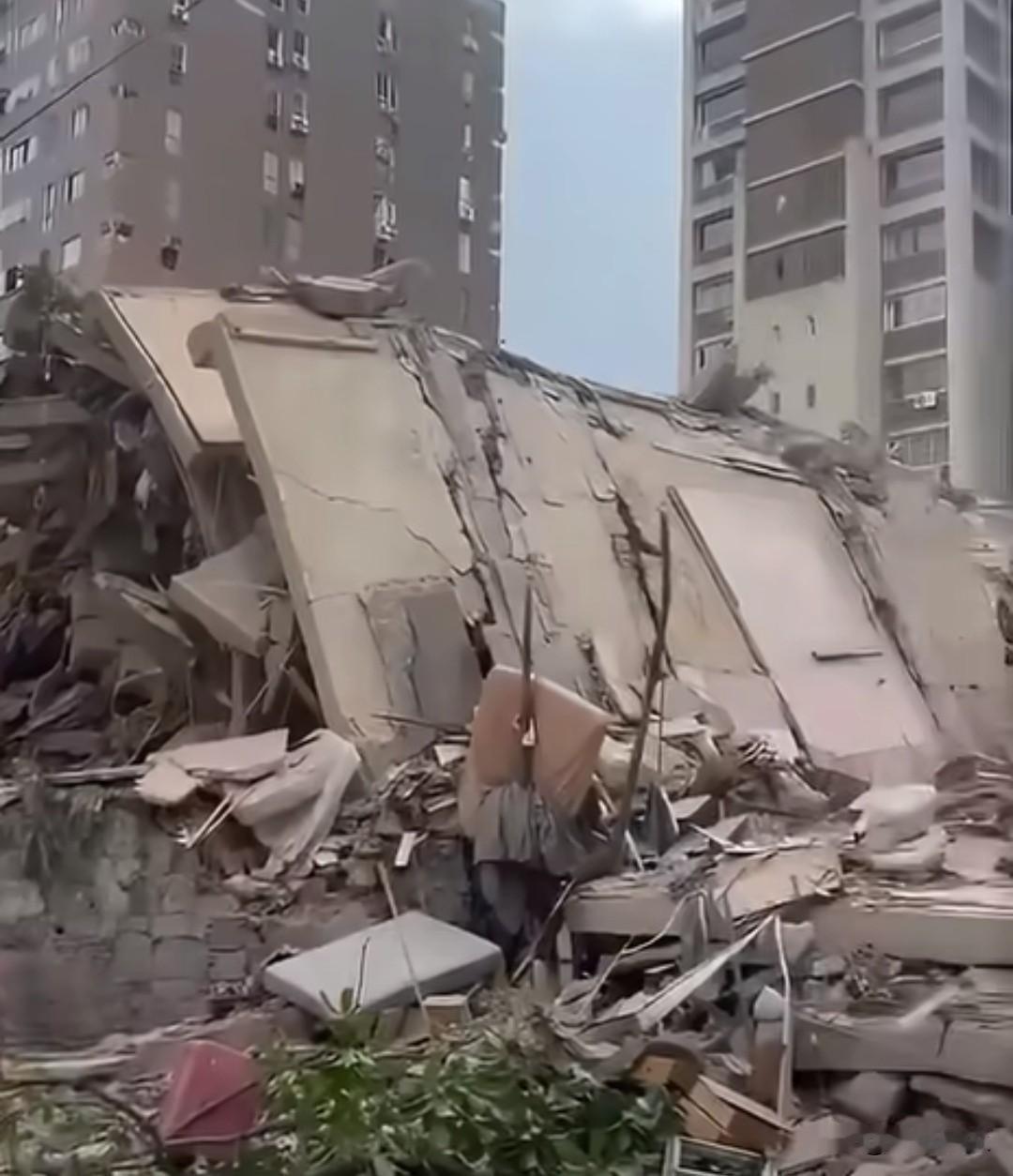 委内瑞拉地震破坏性很大，多楼倒塌，很多人被埋废墟下，伤亡预计可能不小！