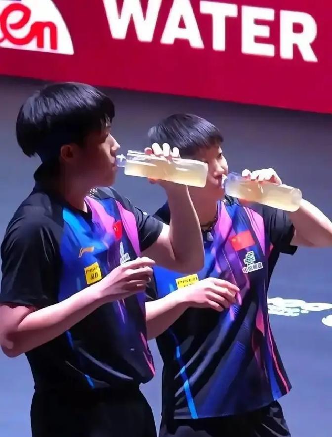 你见过连拧瓶盖都卡在同一个节拍的混双吗？
 
王楚钦和孙颖莎，正在把“同步”变成