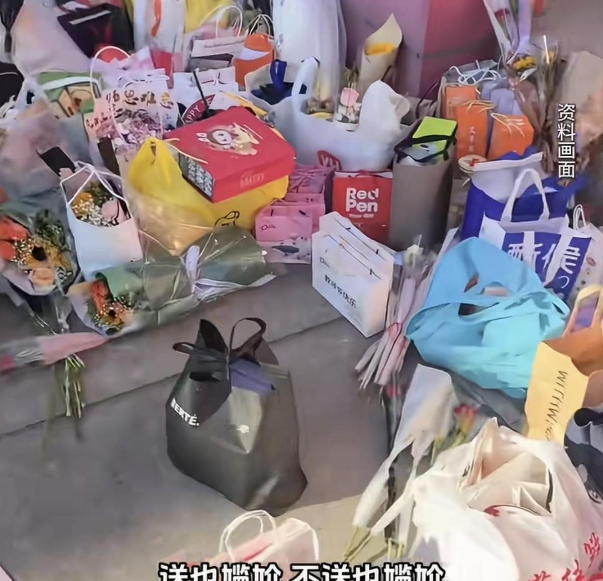 “教师节，变送礼劫！”一边是家长担心不送礼孩子会被区别对待，一边是老师在群里反复