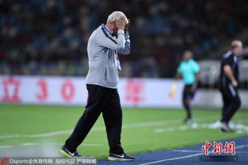 年薪上千万、豪车换着开的国足大爷们，怎么也没想到风光日子说塌就塌。用千万年薪养一