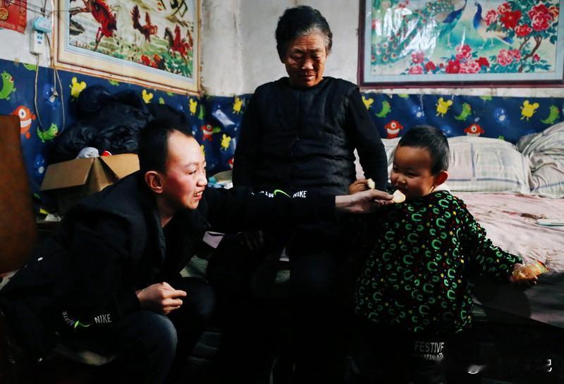 前几天陪我弟弟去卫生所输液，碰到一对儿输液的母子，让我感觉这个妈妈很可怜，儿子教