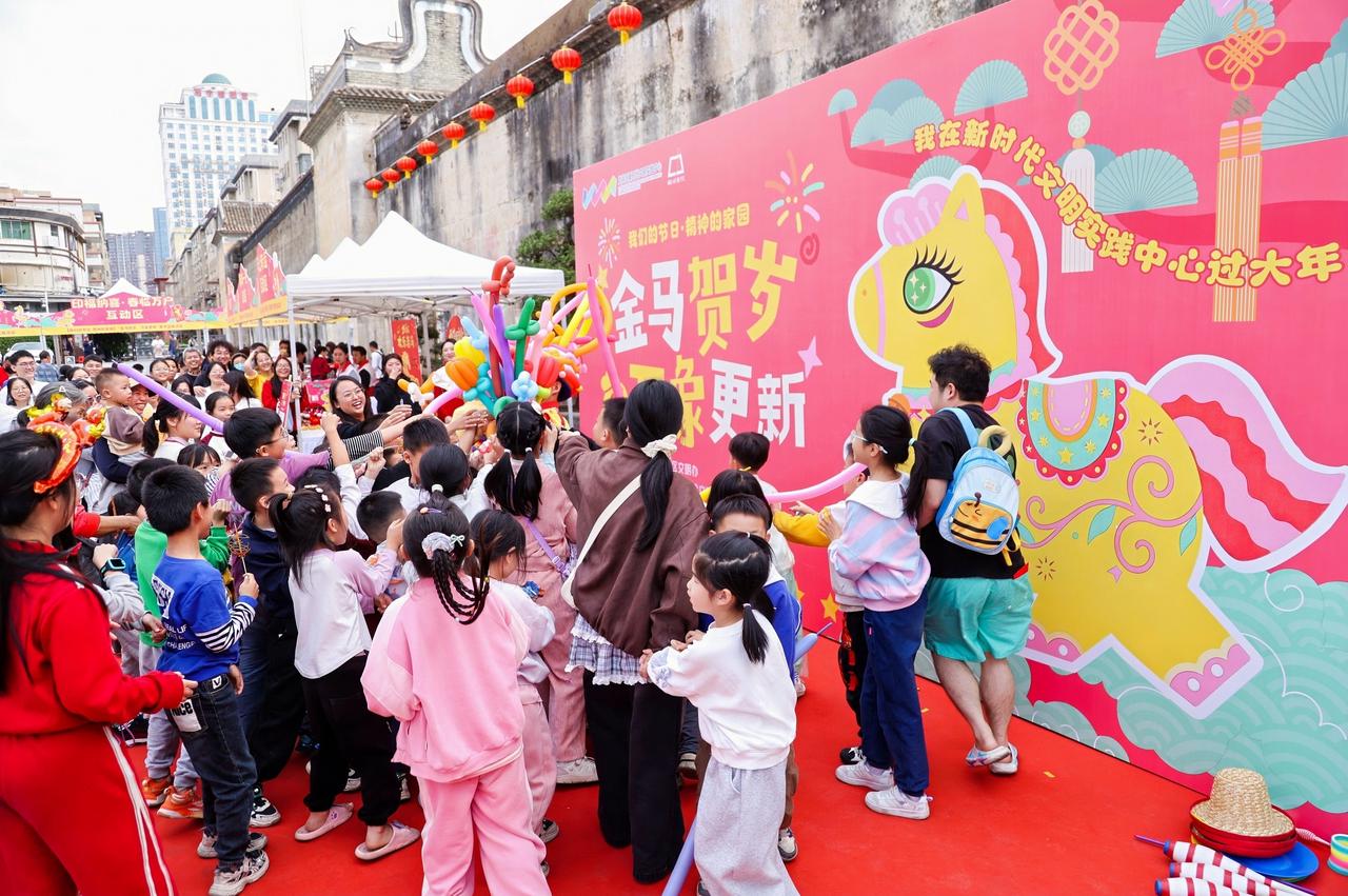 龙岗年味浓：金马贺岁迎新春 民俗暖民润人心