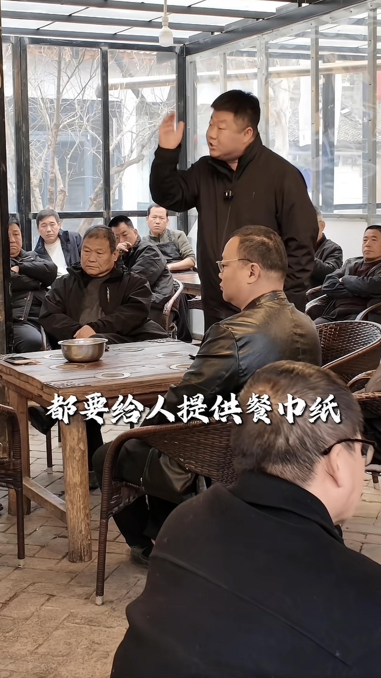 “餐桌上不放餐巾纸，消费者可以不给钱”。
陕西咸阳袁家村村长的这句话，直接把全村