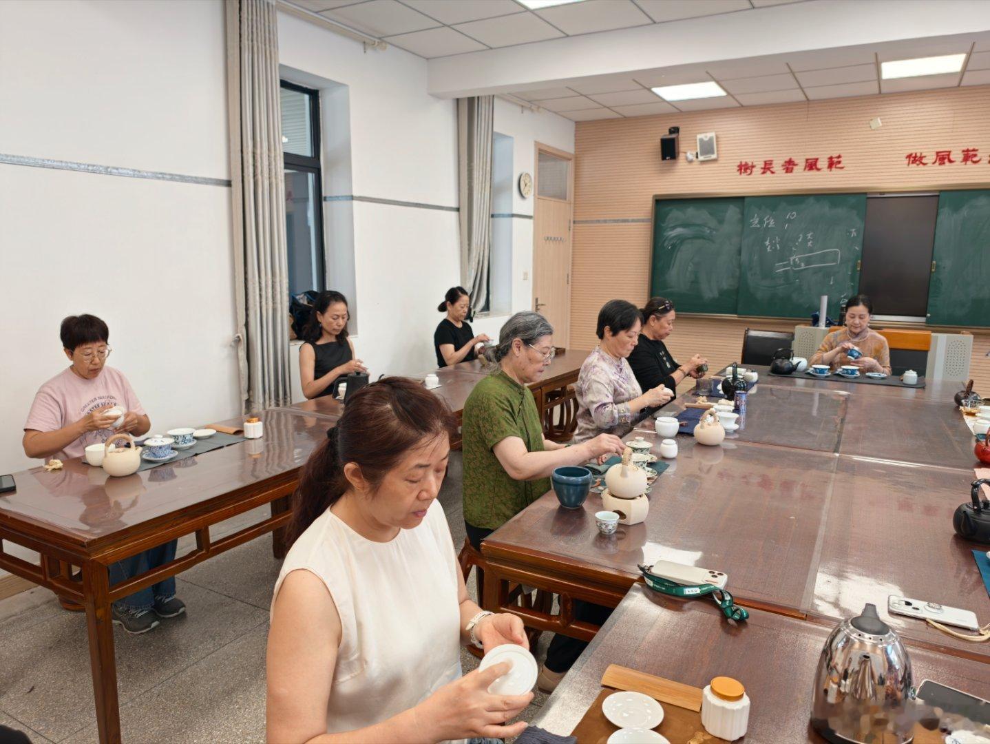 秦淮区老年大学茶艺班的实操课，教的认真，同学们学的努力。老崔茶馆  ​​​