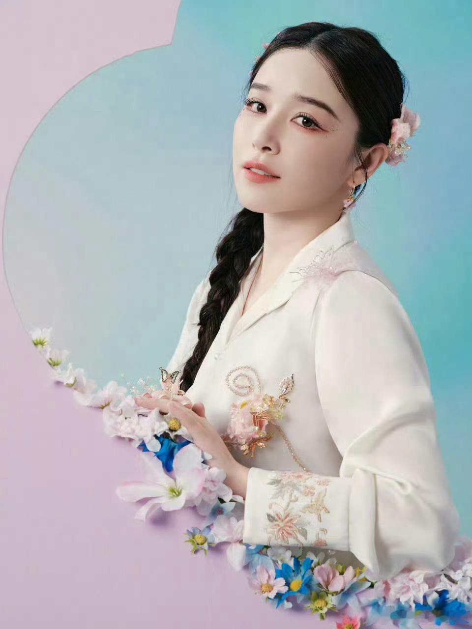 阚清子一公舞台 舞台上的她状态绝佳！回眸那瞬间风情万种，笑容里满是故事感，表现力