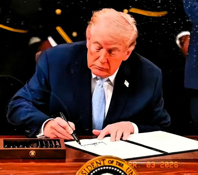 特朗普又出狠招！

4月2日，美国白宫放出个炸锅消息：特朗普亲笔签了文件，要给所