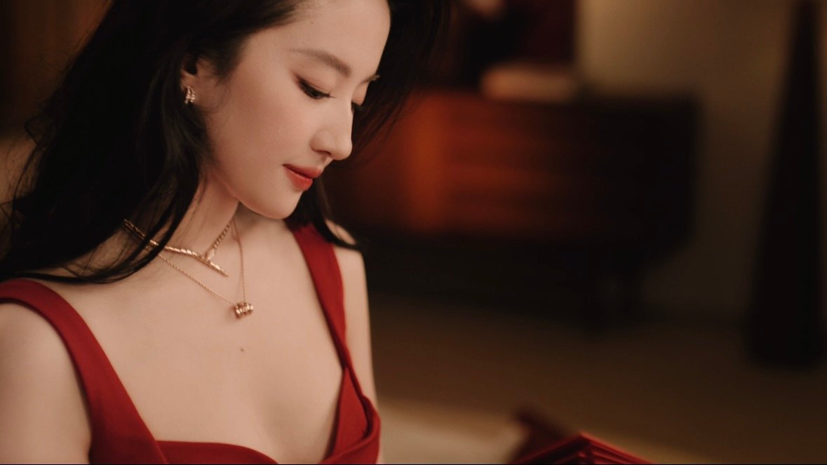 宝格丽刘亦菲 烟火人间，岁岁年年。刘亦菲的新春造型尽显高级质感，叠戴的精致饰品与