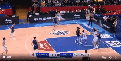 齐麟的战斧劈扣！[鼓掌][鼓掌][鼓掌]
这球起跳距离够远，扣得够横！[赞][赞