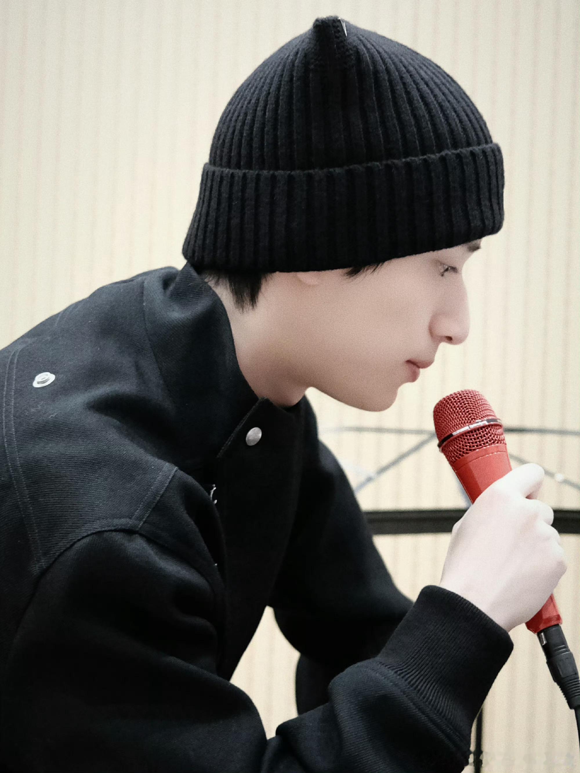 严浩翔的红色话筒，期待六周年演唱会 