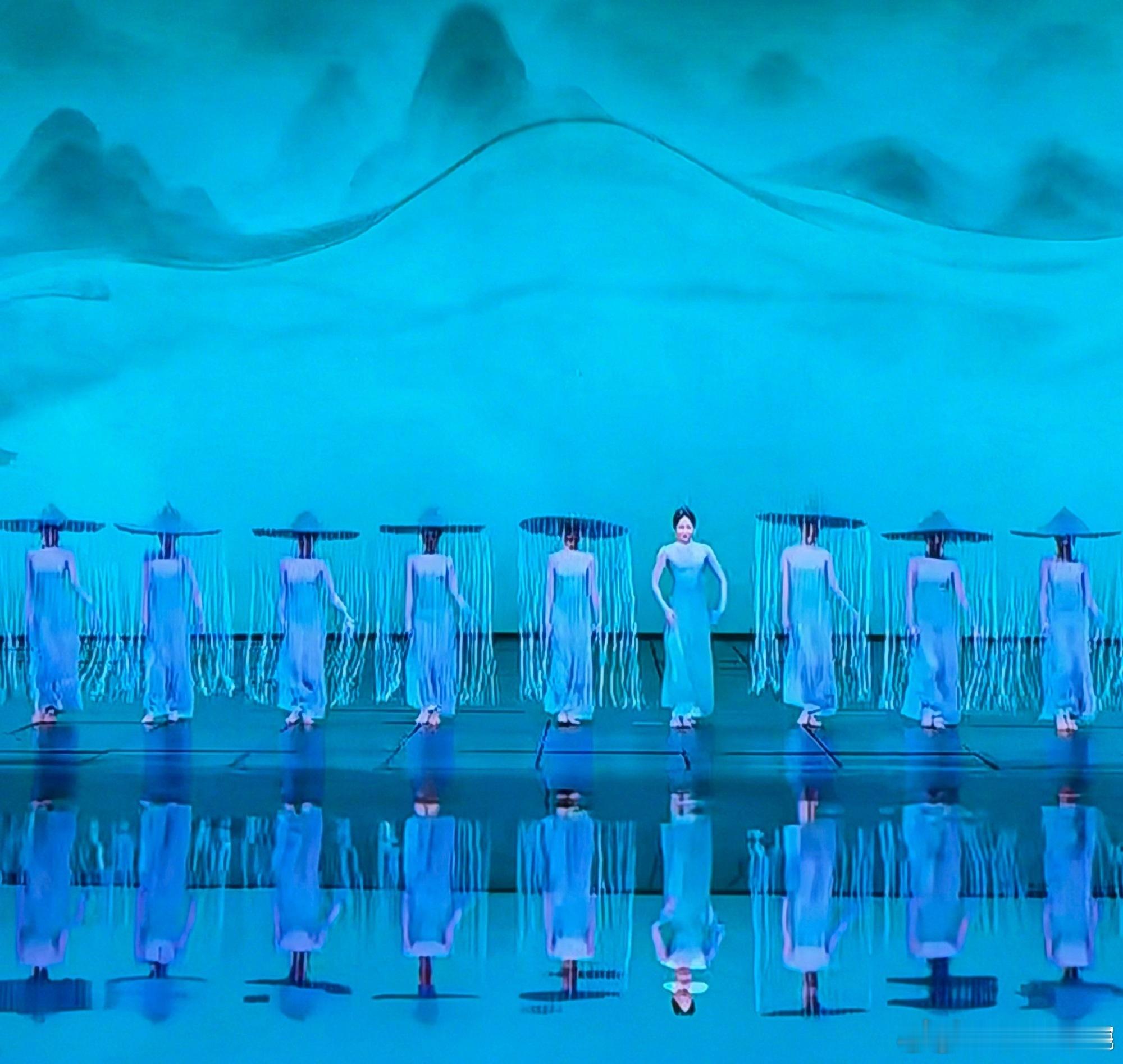 张艺凡帽子押题春晚 年度最巧撞款！张艺凡流苏帽与春晚伞舞造型无缝衔接，流苏摇曳间