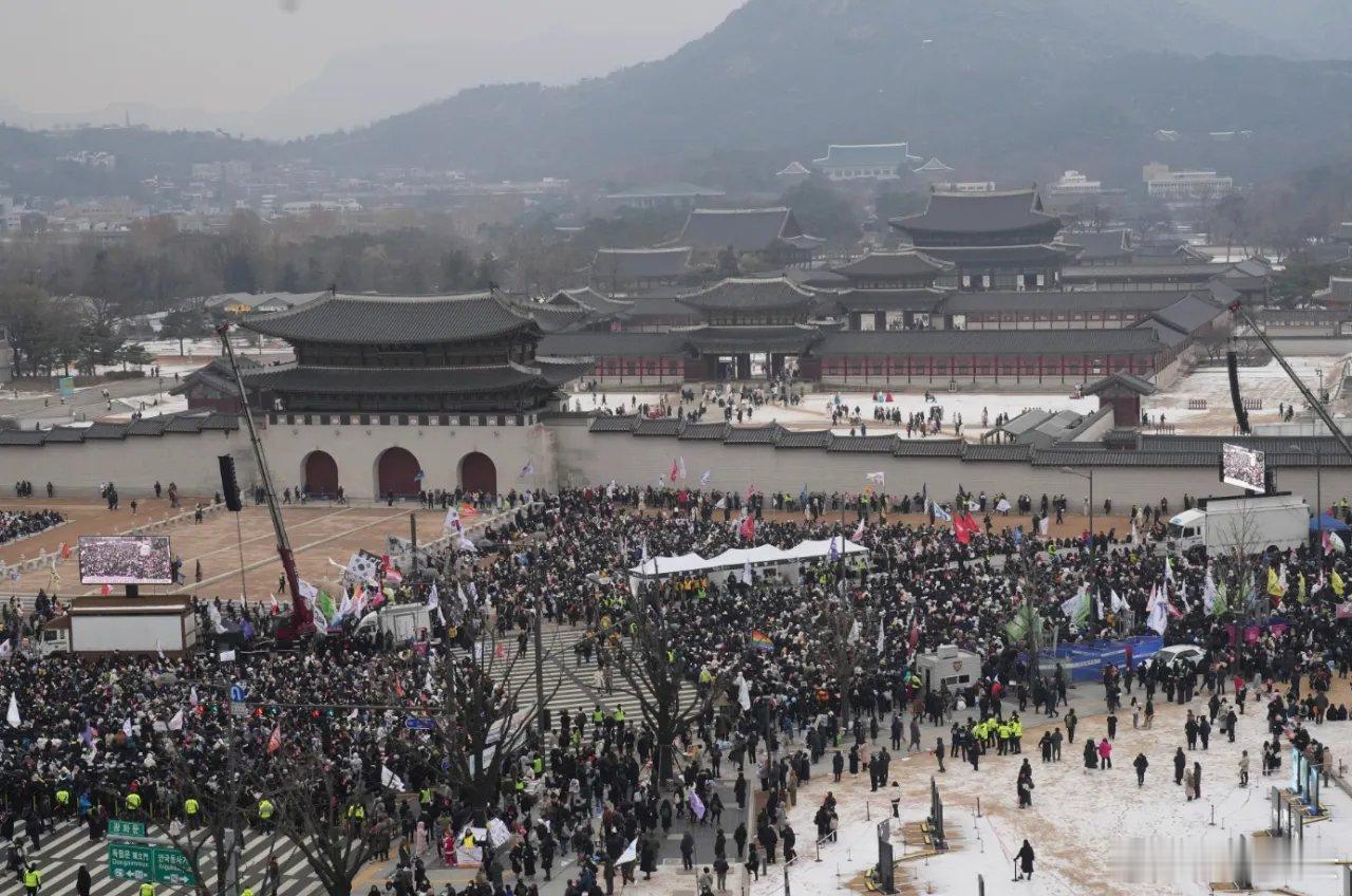 首尔爆发大规模示威 12月21日，韩国首都首尔迎来一场震撼全国的大规模示威活动。