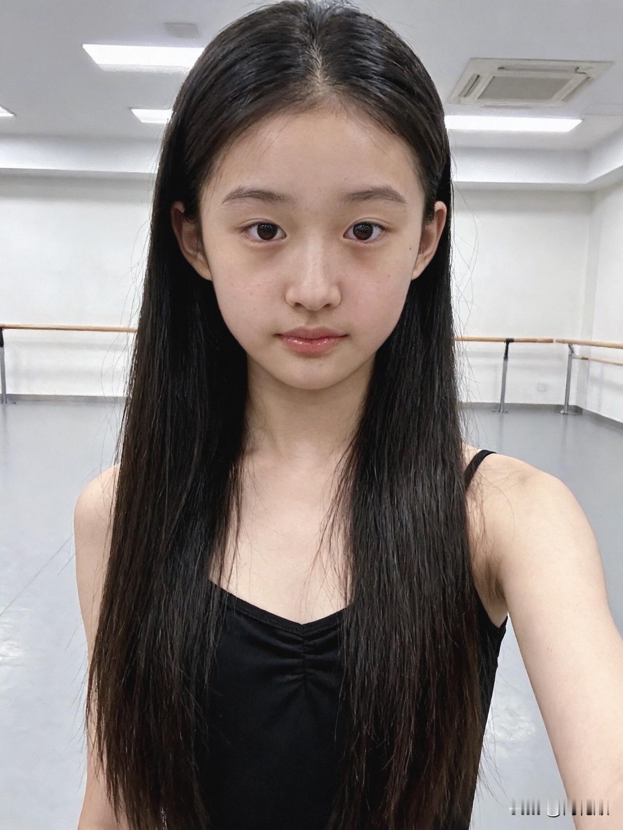 这一天也是很累的，要从内心里找点阳光[送心][送心]什么样的女生让人一见难忘? 