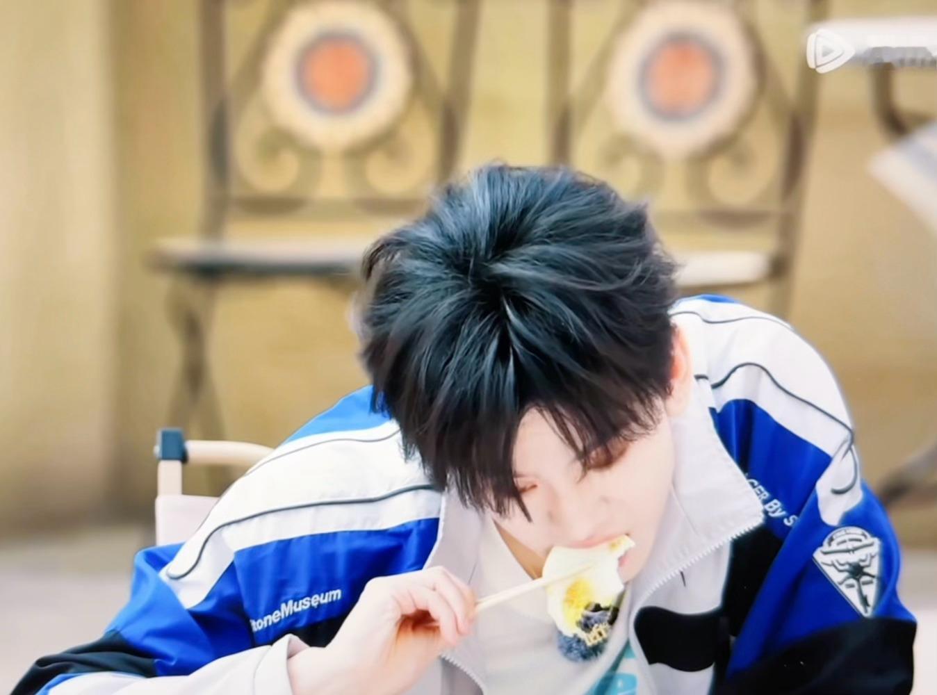 当妈咪最幸福的事情就是看我们bb猪大口进食呀>_< ​​​