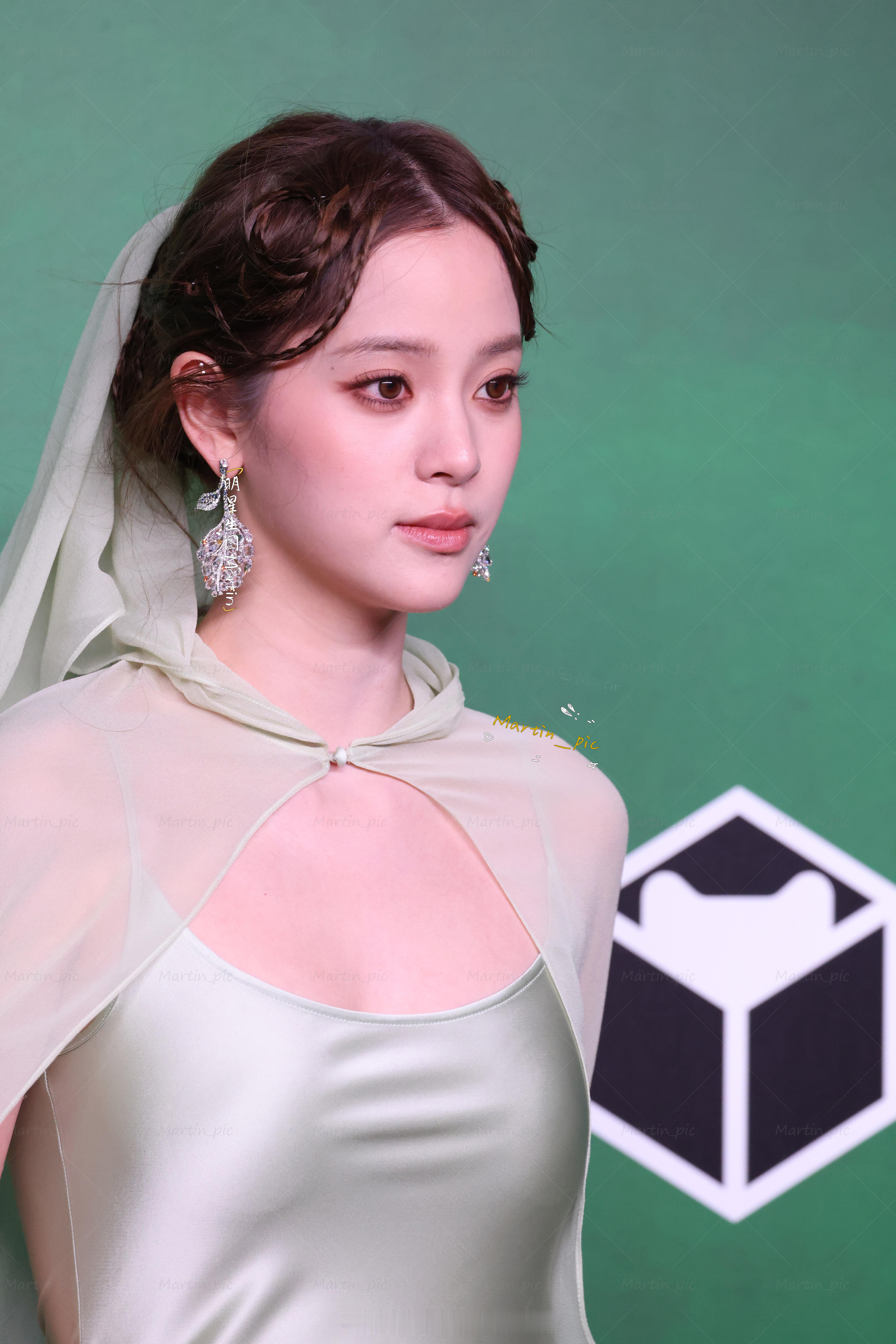 欧阳娜娜[超话] 欧阳娜娜Vogue盛典红毯生图娜娜真的化身森林的小精灵啦🧚 