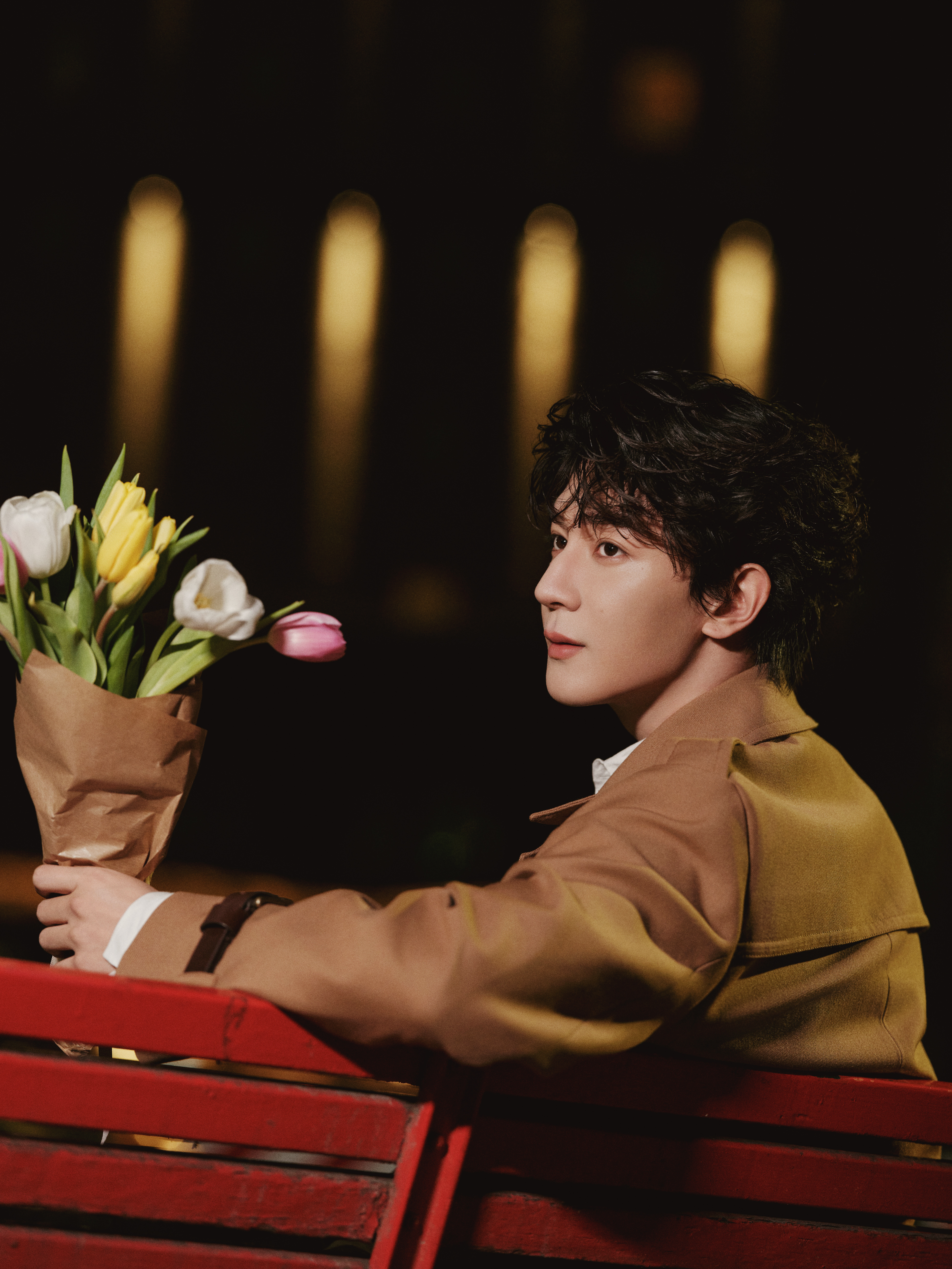 夏之光出席Onitsuka Tiger 2026秋冬时装秀造型大片，身着双排扣羊