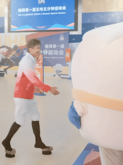 邓超五哈走路姿势师从孙俪邓超走路姿势是孙俪教的《张若昀评论区》夫妻同款步伐，邓超