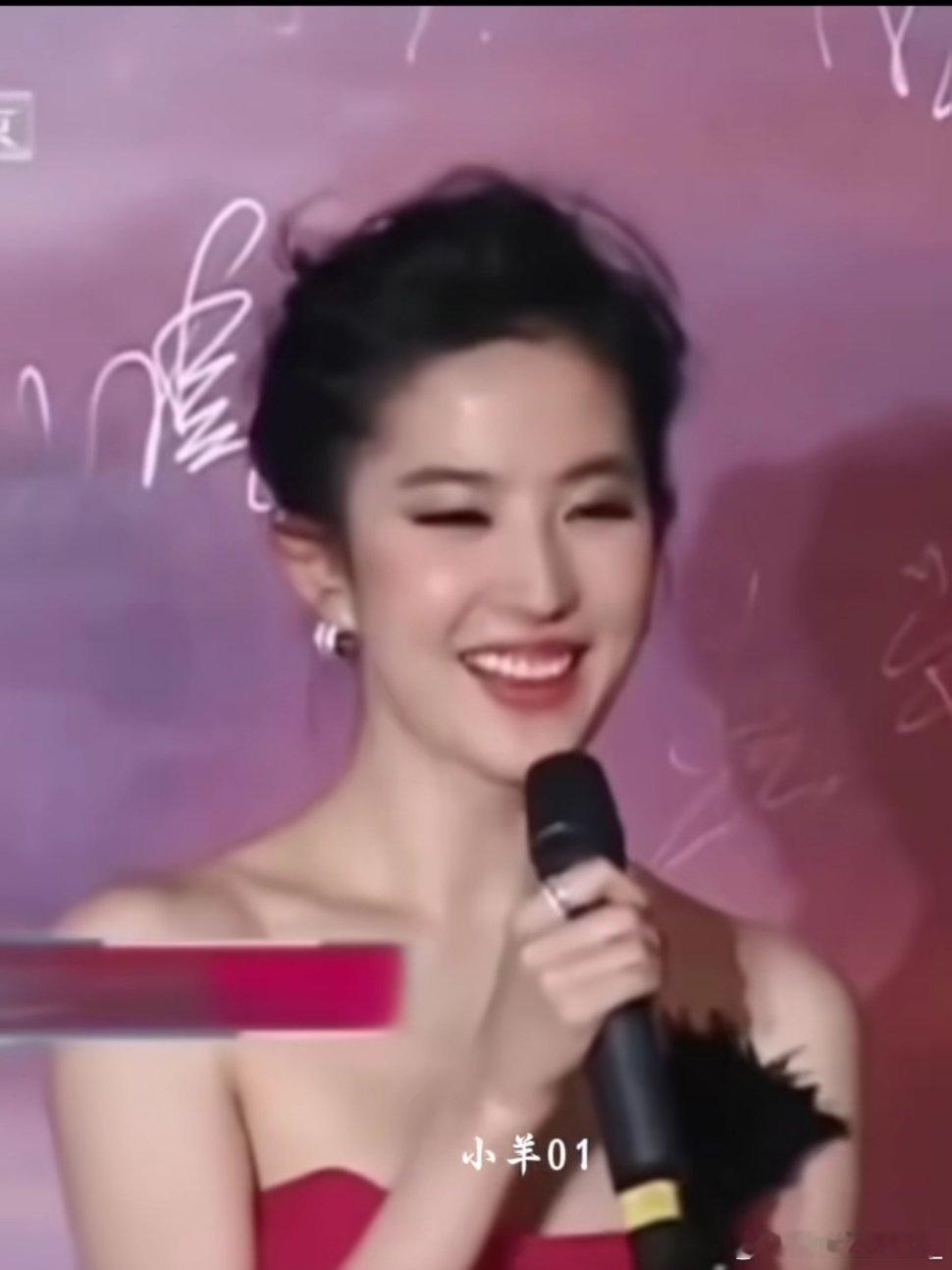 #刘亦菲[超话]# 真的直观的感受到了什么是女主对着大家笑的倾国倾城了，她冲镜头