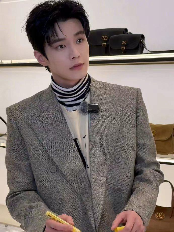 何与以灰色西装造型亮相VALENTINO何与高领条纹内搭灰西装look 何与以灰