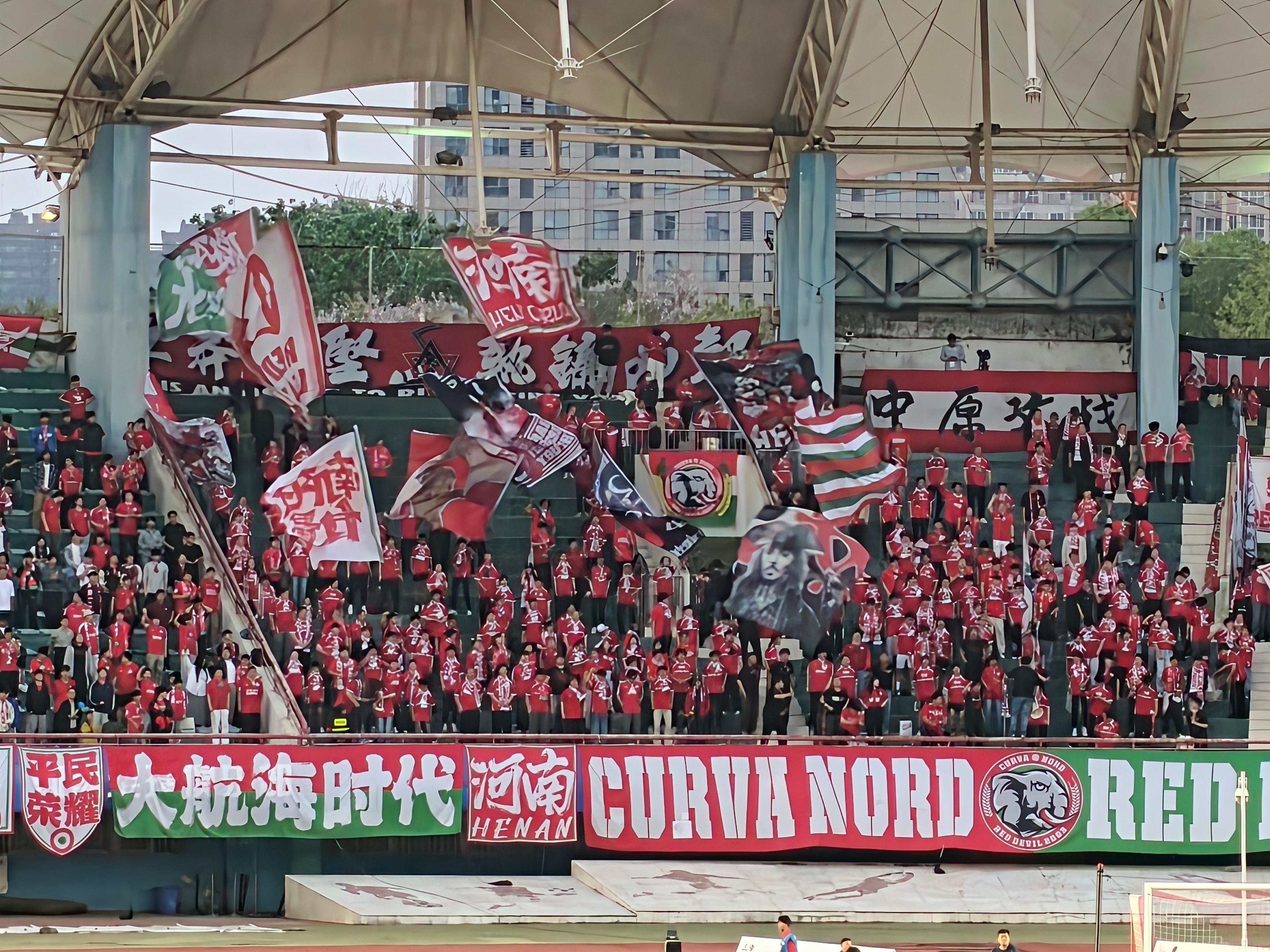 河南队vs山东泰山 河南红魔球迷会已就位。 