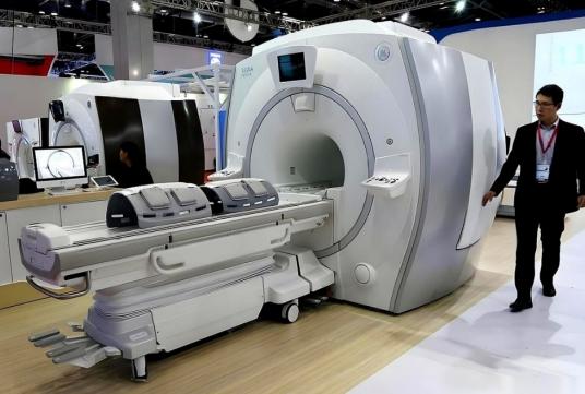 一台核磁共振仪，以前飞利浦卖我们3000万。后来，我们自己研发出来了，他扭头就卖