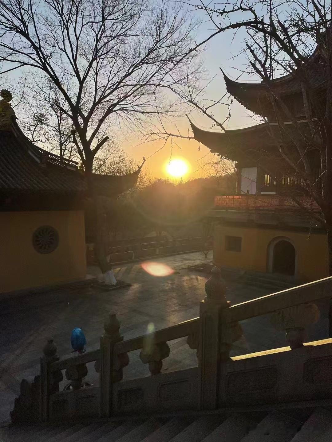 秋日随手拍夜晚的寺庙。安静。