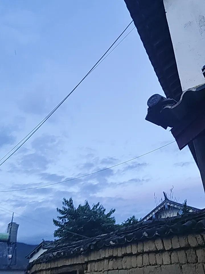 怒江兰坪县这雨下得可真是勤！傍晚时分就开始阴雨绵绵，仿佛大自然开启了定时模式。就