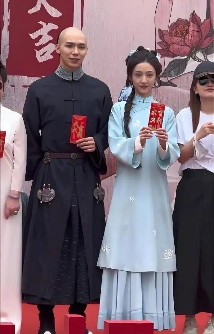 感觉她真的难爆了，都落到拍短剧的地步了。 