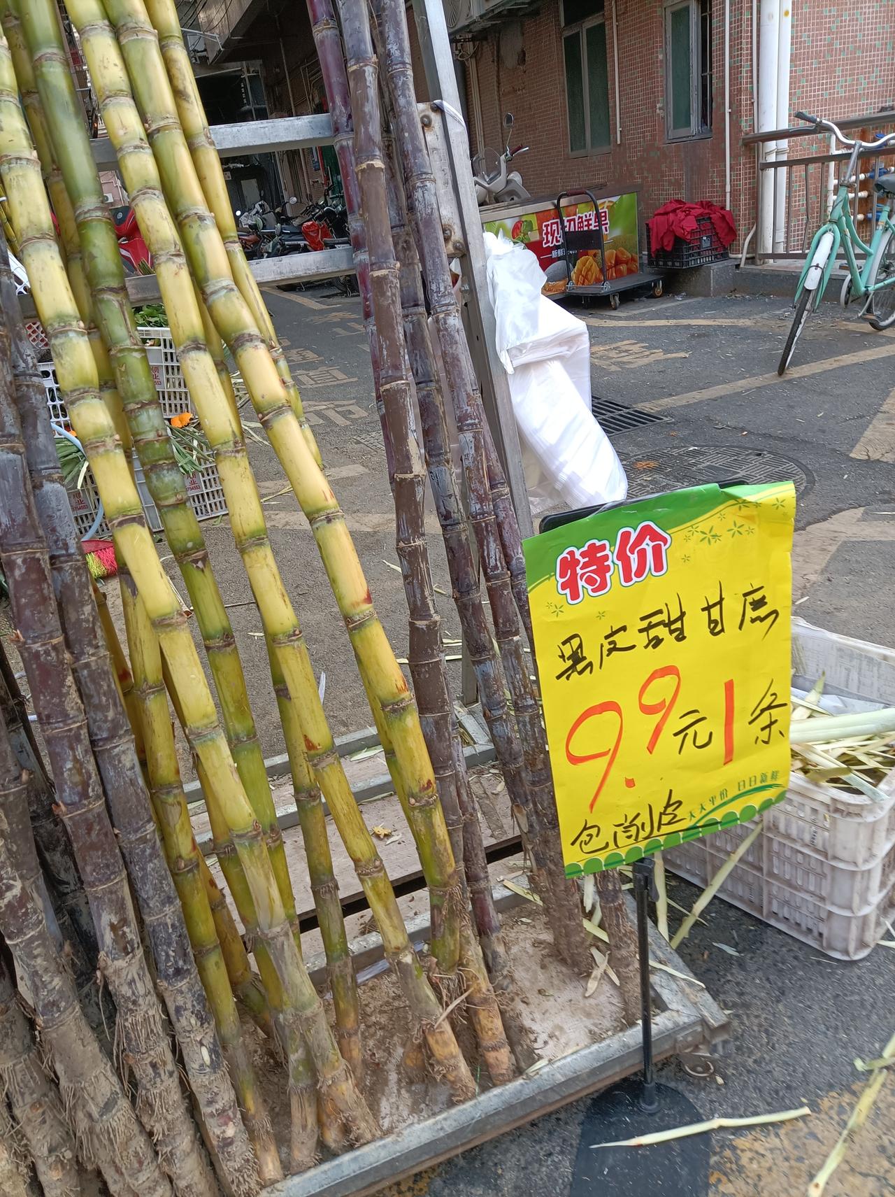 随手拍张照看看我们这里的水果价，甘蔗9.9元一条，菠萝8元一个，耙耙柑6.98元