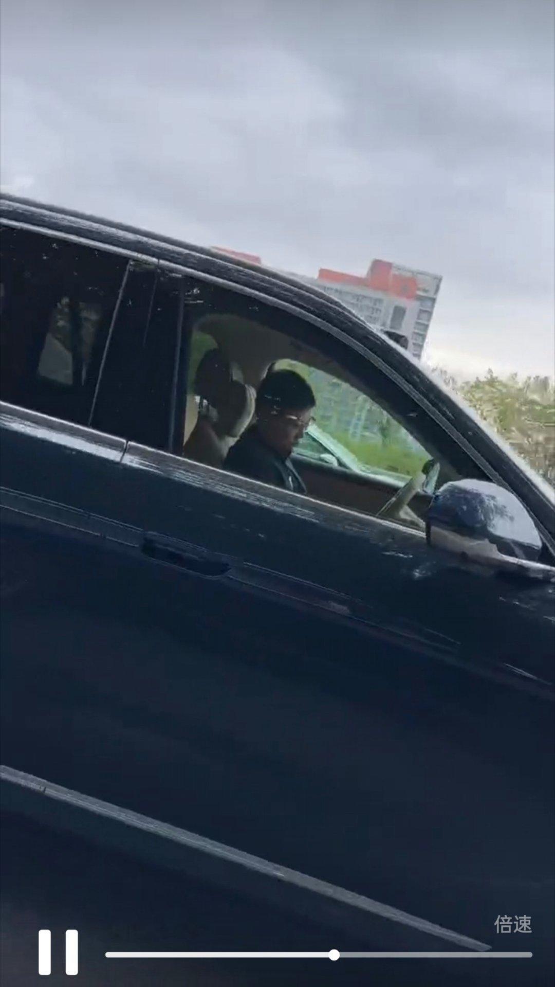 余承东 开车睡觉看手机呢吧，该罚罚，等L3就好了[嘻嘻] ​​​