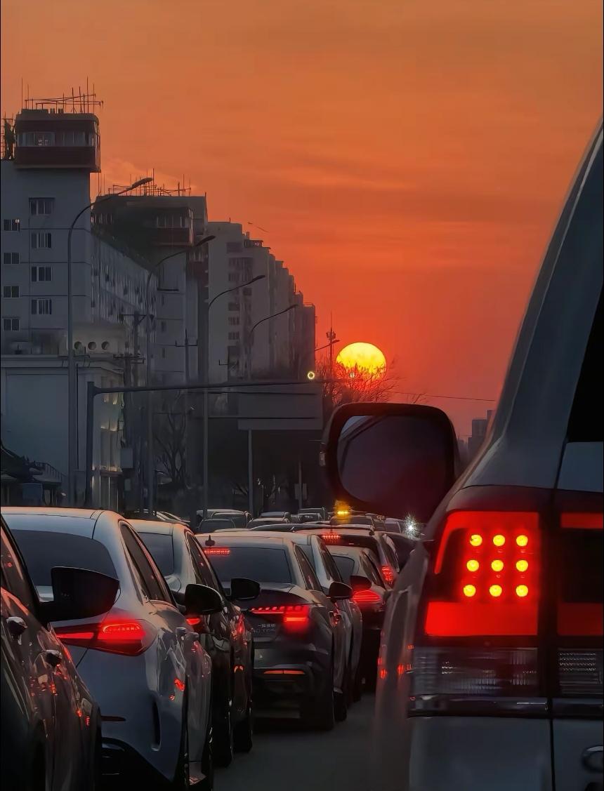 明知夕阳留不住，却将心事赋黄昏。 如若在回初见时，只看黄昏不看人。🌆