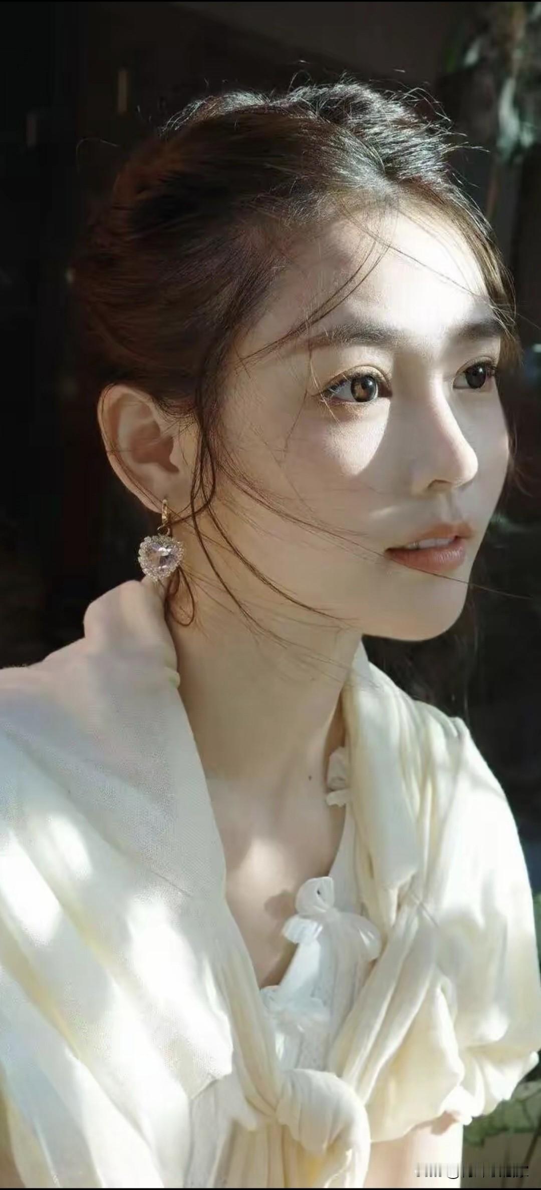 马尾辫美女（三十五）

女主播魏莹，1996年12月出生，确实漂亮。

柔和的自
