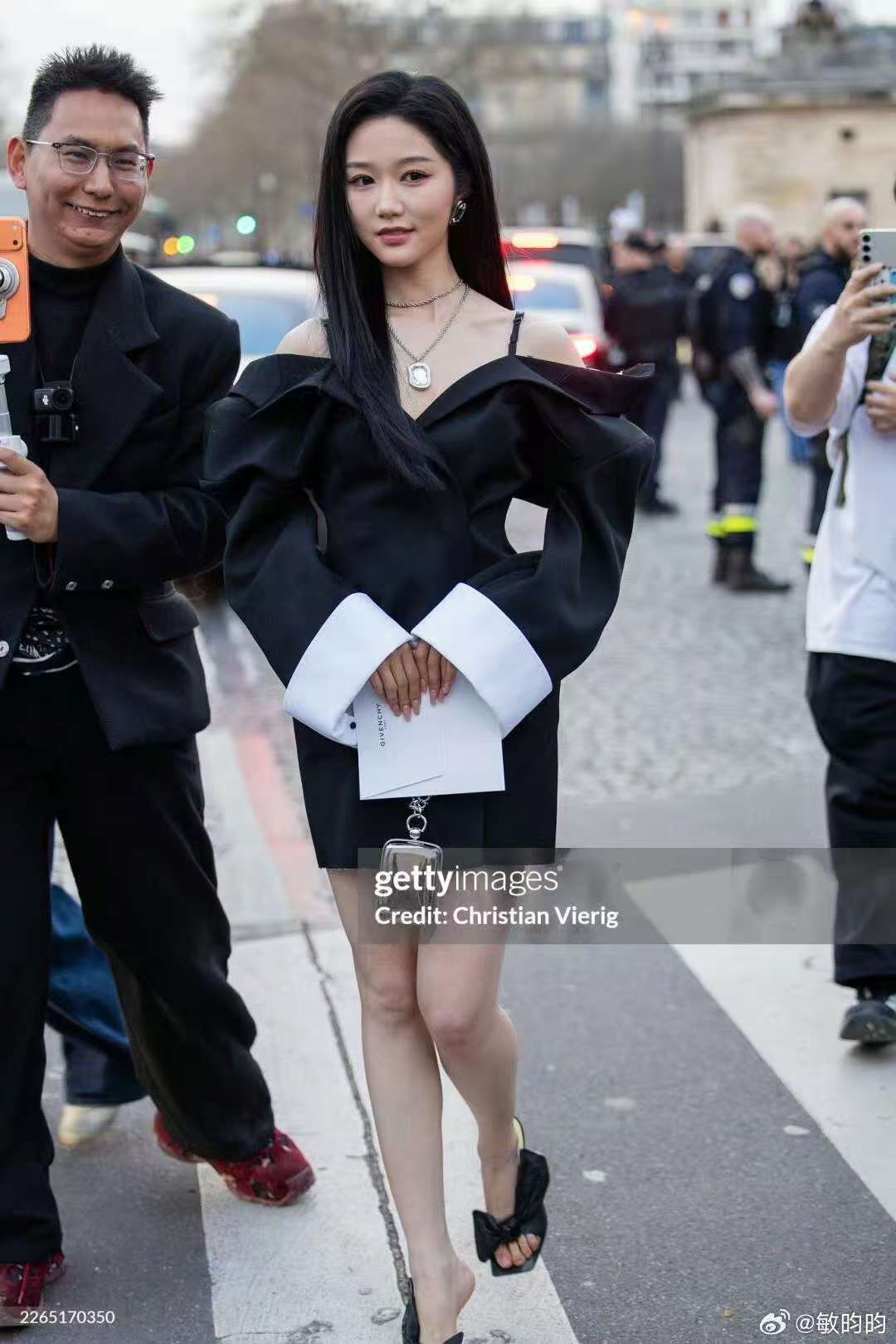 岳雨婷扛住了G社镜头G社镜头下岳雨婷 黑裙白袖的利落剪裁，岳雨婷在巴黎街头的石板