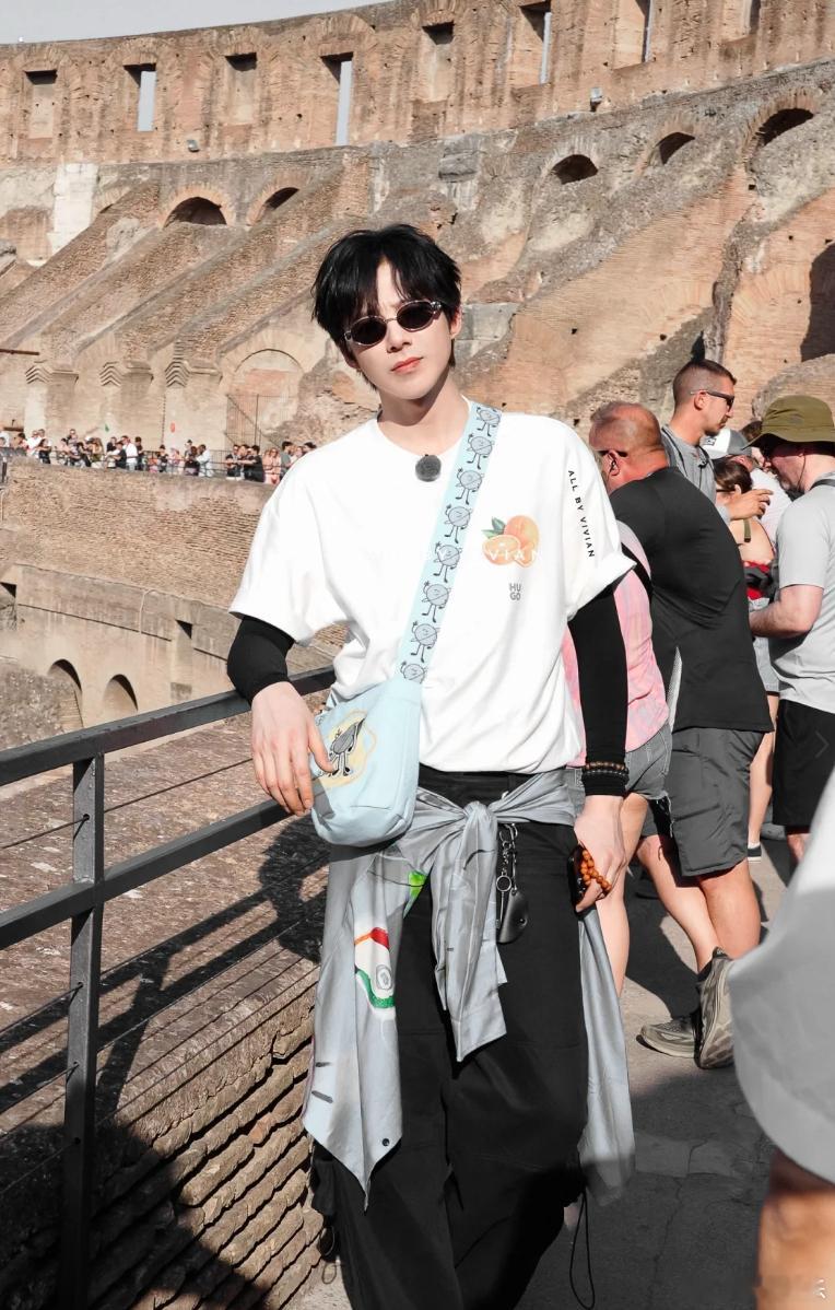 刘宇宁平凡的日子借一点光上线 每次刘宇宁的抒情歌都很稳，这首平凡的日子借一点光格