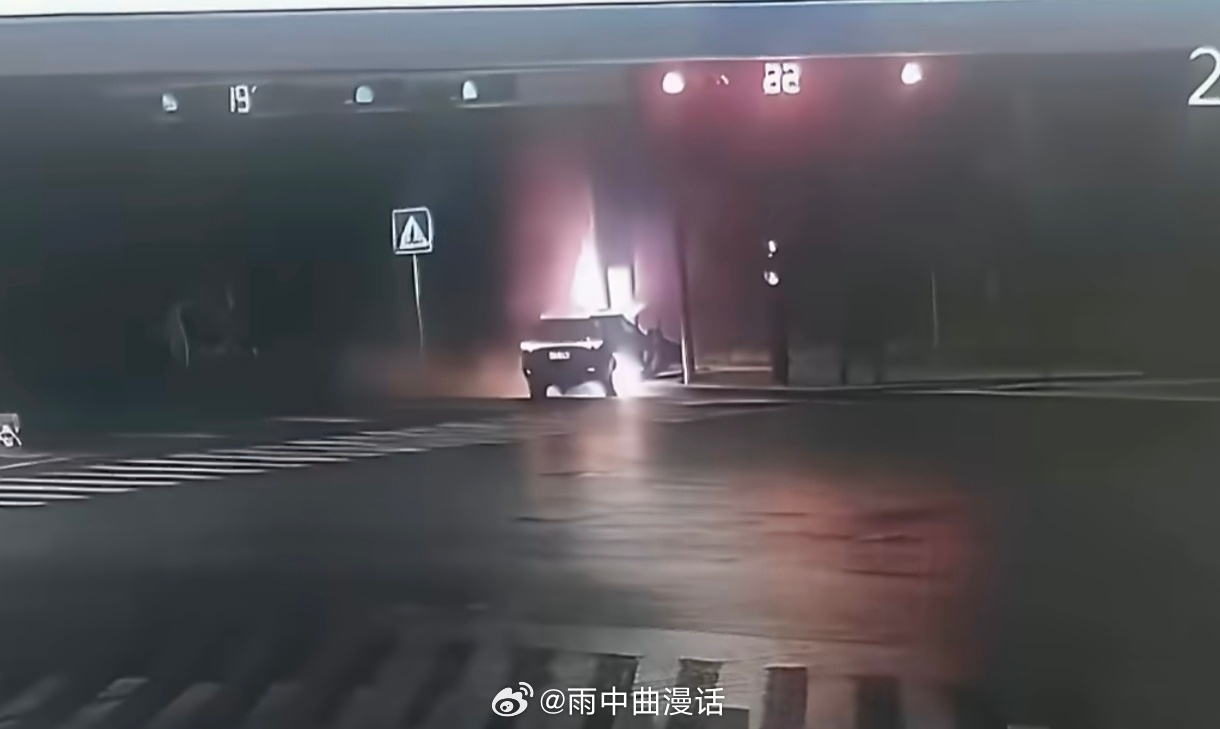 问界回应陕西省榆林神木市车辆事故10月17日深夜，陕西榆林神木市一辆问界在交汇路