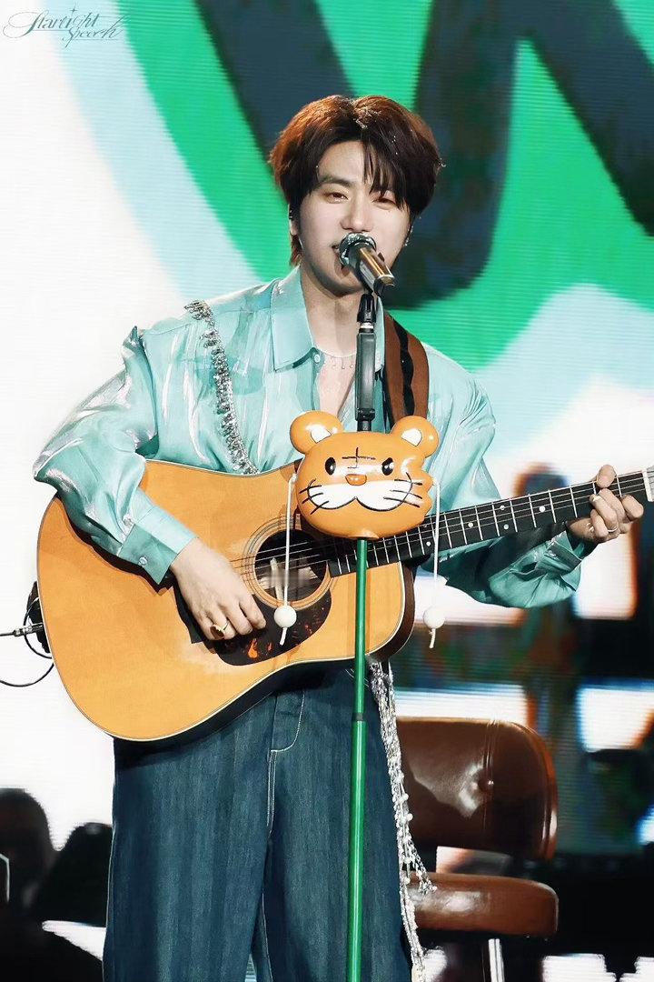 在陆虎演唱会被宠成小朋友陆虎天津演唱会 散场的时候有人把气球系在包上带走了，有人