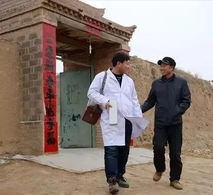 #看病会选择大医院还是地方医院#这要分是什么疾病。
如果是小病，比如发烧感冒咳嗽