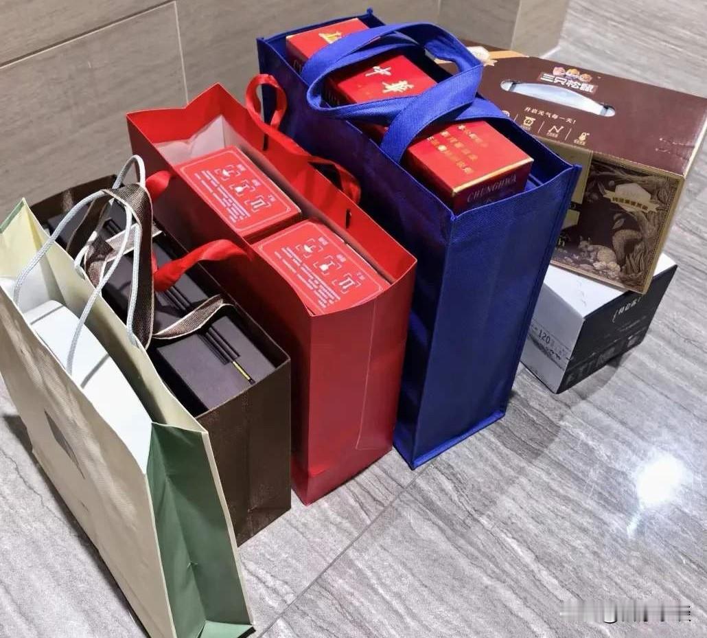 走亲戚，一定要注意以下8点:

1、选礼品有诀窍，千万不要拿牛奶、饮料、糕点礼盒