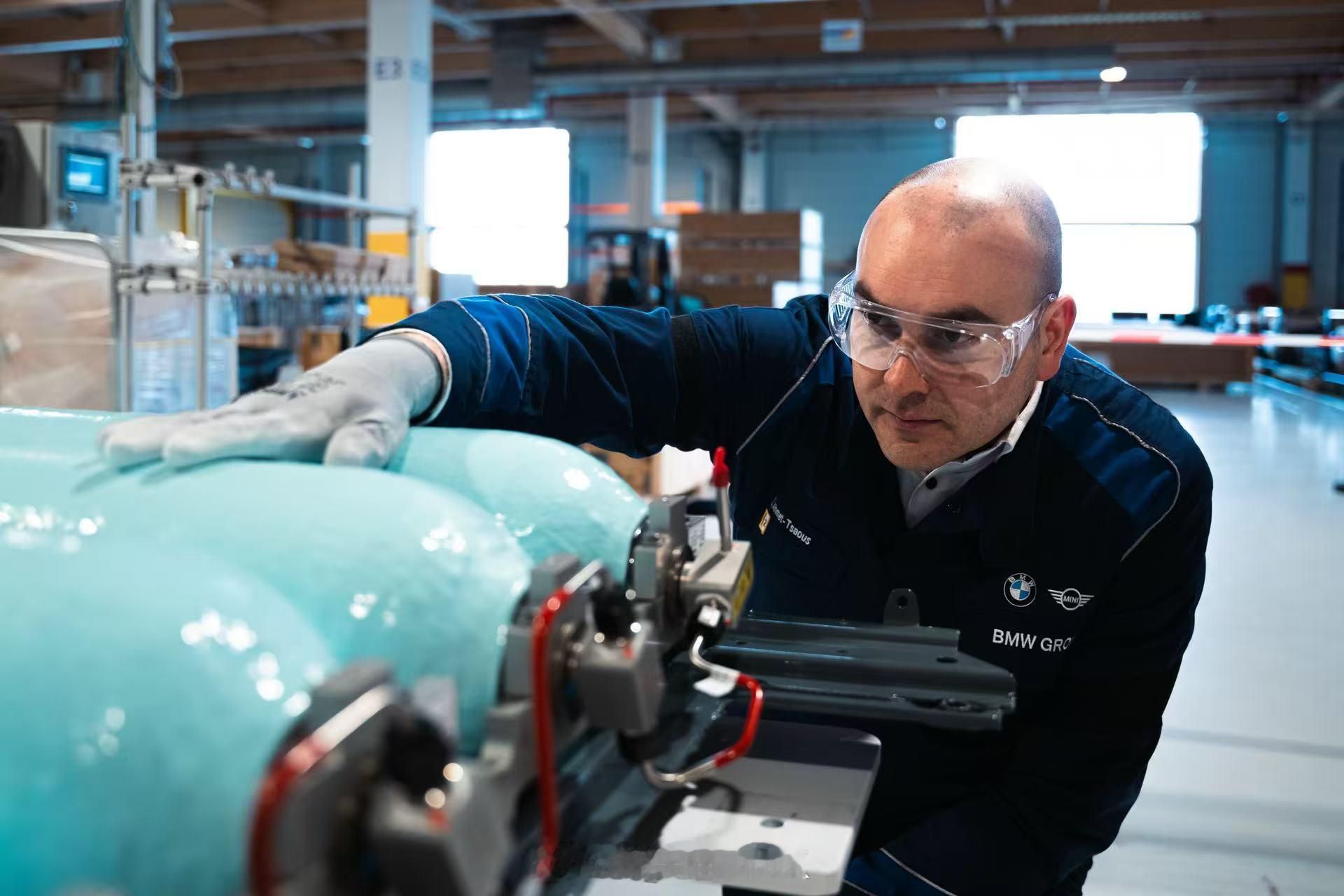 宝马发布了氢能扁平化储存系统，把七个高压碳纤维罐并排集成成一块平板，直接装在全新