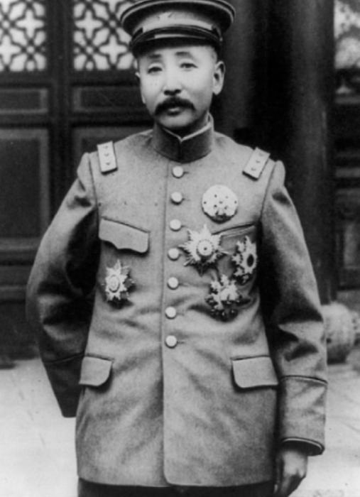 民国时，张作霖麾下有个连长，因彩礼不够娶不到媳妇，张作霖眼睛一瞪说：“你没有提我