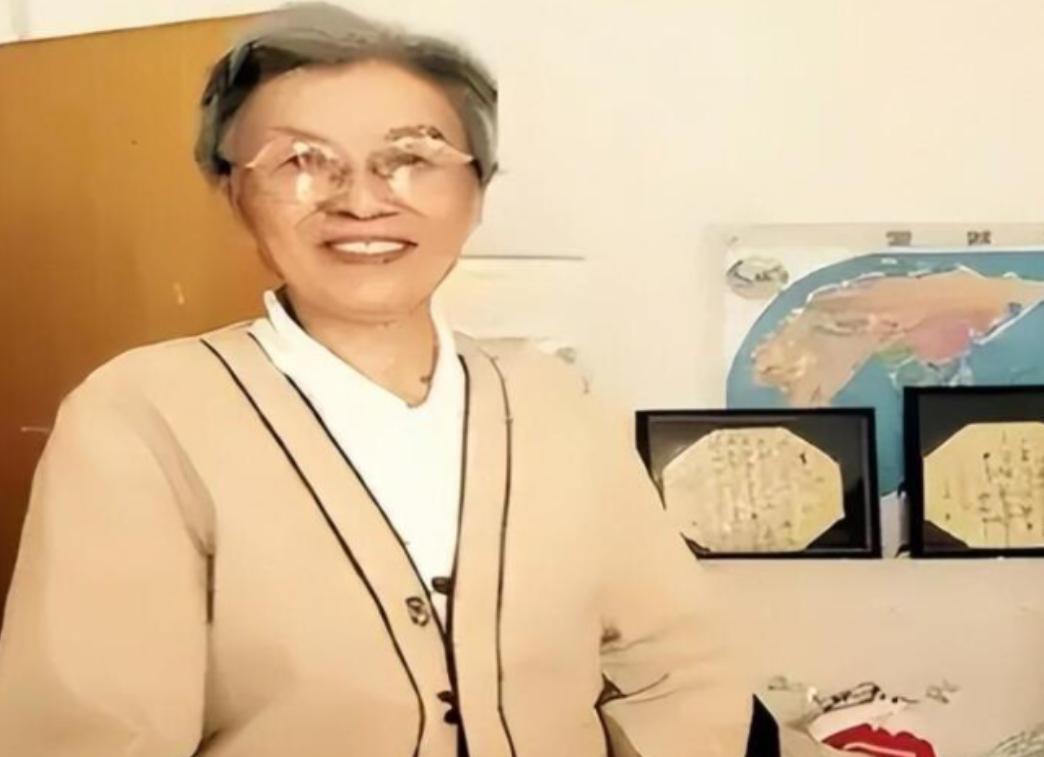 1976年10月，谢静宜被撤销一切职务，接受隔离审查，在审查的过程中，她的认错态