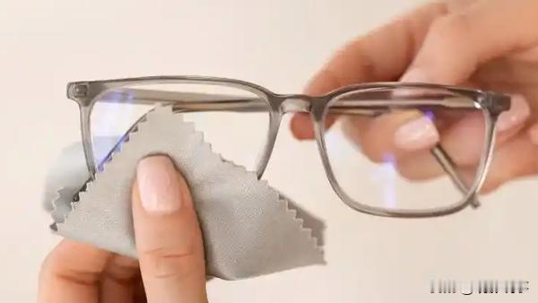 近期有科普内容提到，眼镜布的设计初衷并非直接擦拭镜片，而是用于包裹眼镜，以防止在
