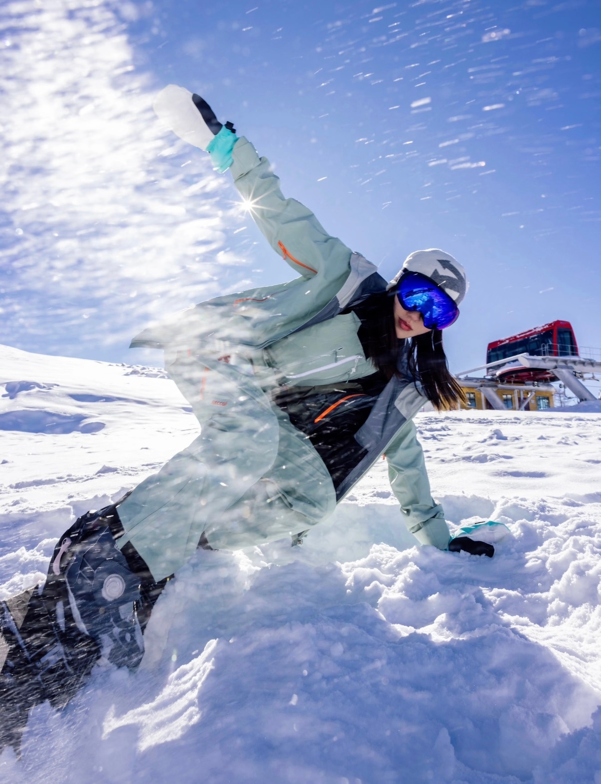 【填空题】高山滑雪⛷️是使用固定后脚跟装置的滑雪板，顺着白雪覆盖的斜坡向下滑行的