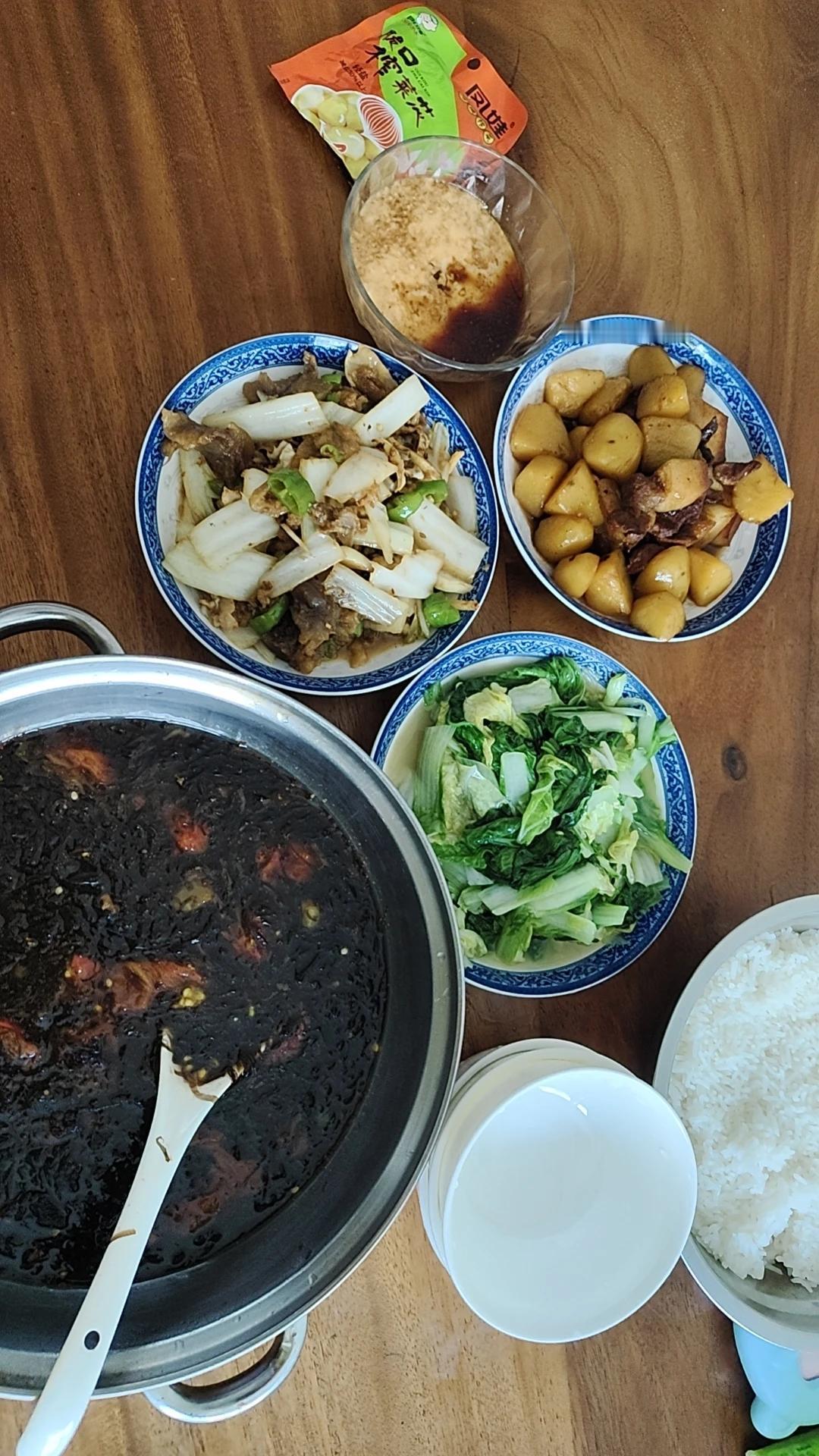 五一假期，我开启了“宅家模式”！
第一：低消费
饿了，就动手炒个蛋炒饭或煮碗汤圆